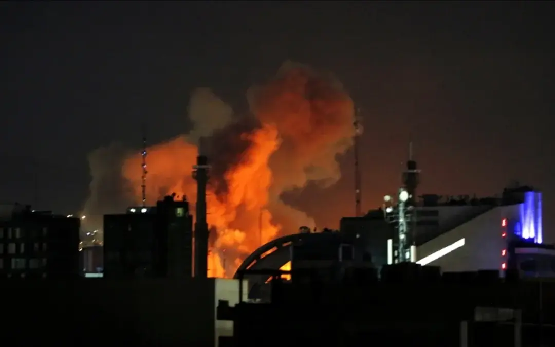 Son dakika | İsrail’den İran’da 3 bölgeye eş zamanlı saldırı: BAE ve Bahreyn’deki ABD üsleri hedef alındı